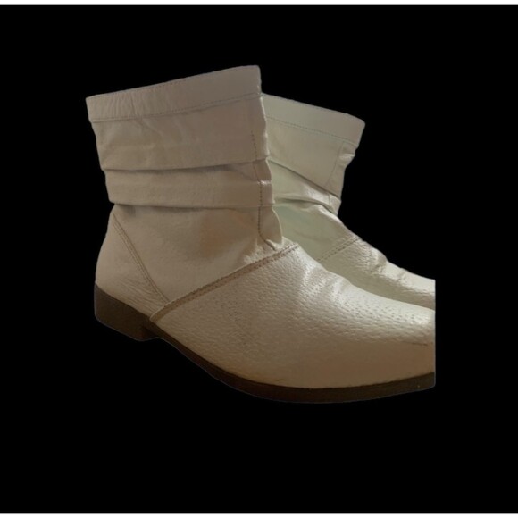 White Ankle Boot, Size 7 1/2 - Picture 4 of 4